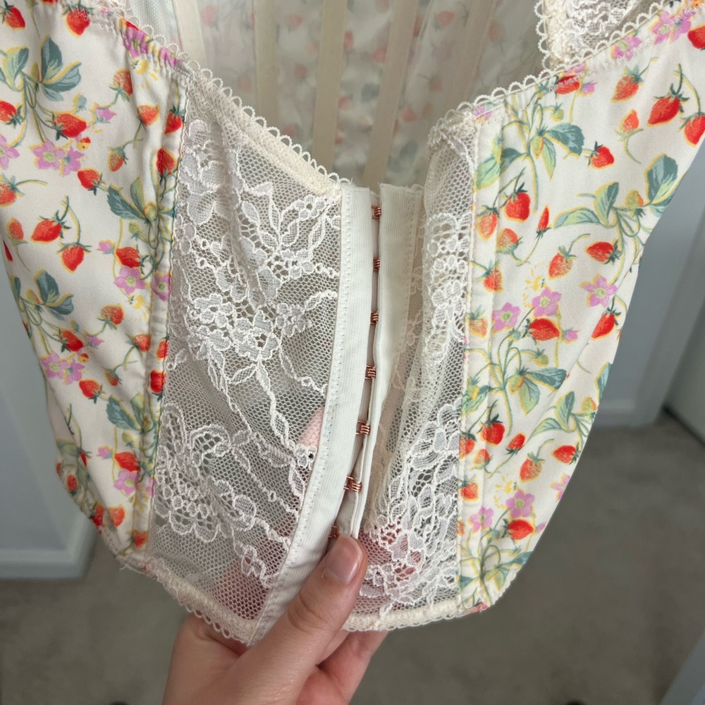 Victoria’s Secret Strawberry Floral Corset 🍓💐 - Picture 4 of 6